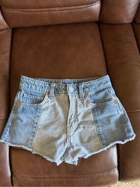 Girls size 8 denim shorts 🩳
